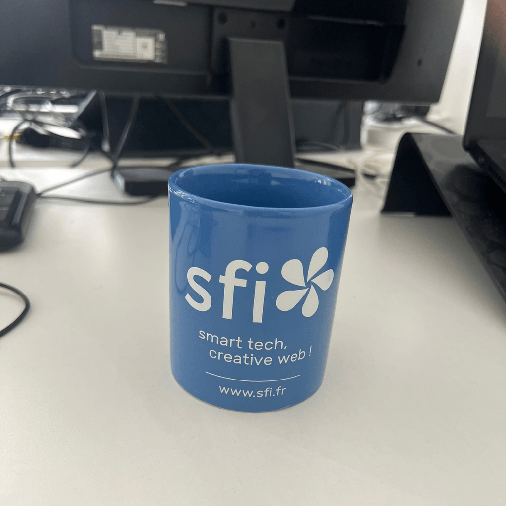 Tasse SFI avant génération par IA